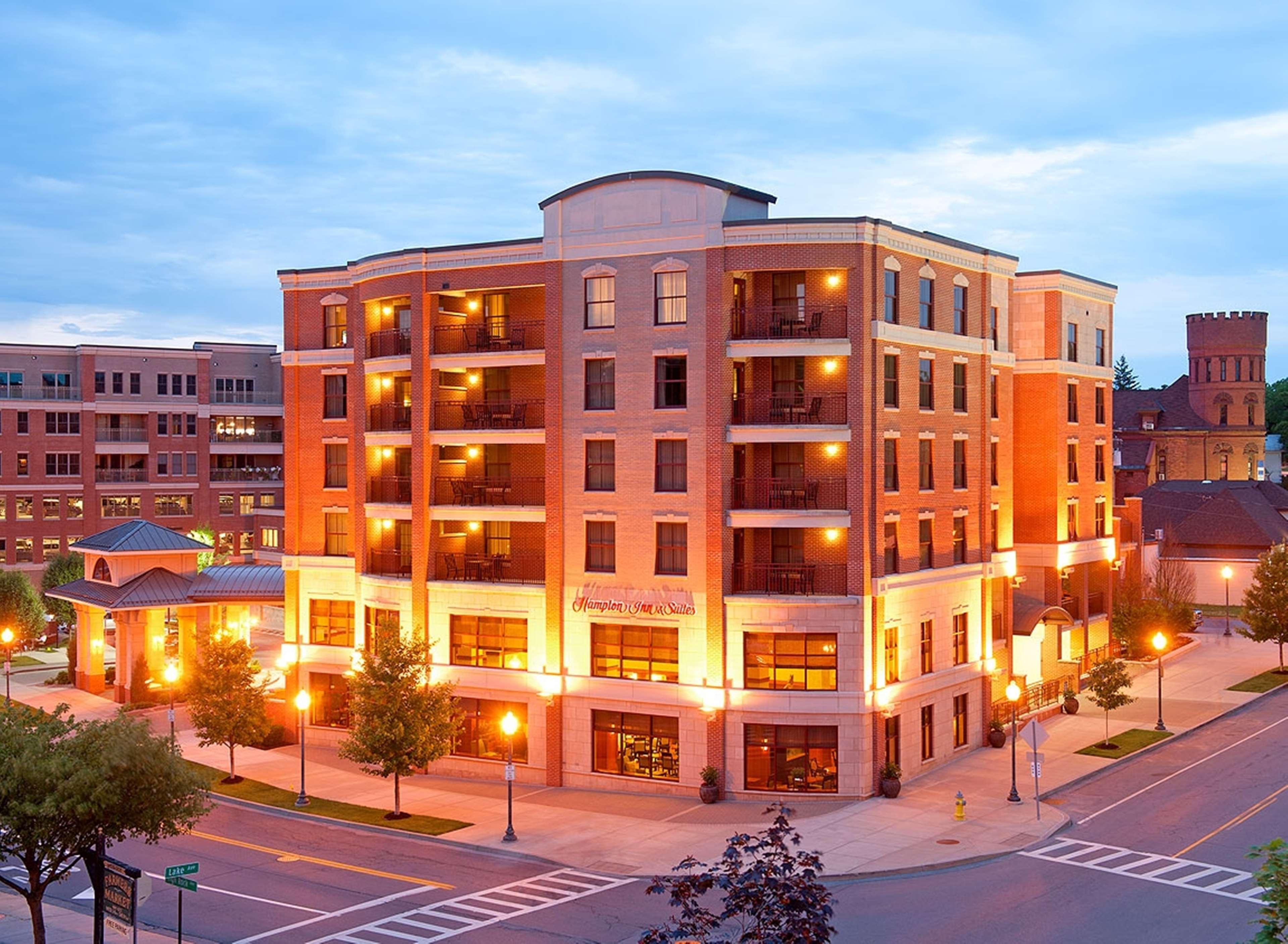 Hampton Inn & Suites Saratoga Springs Downtown Exterior photo