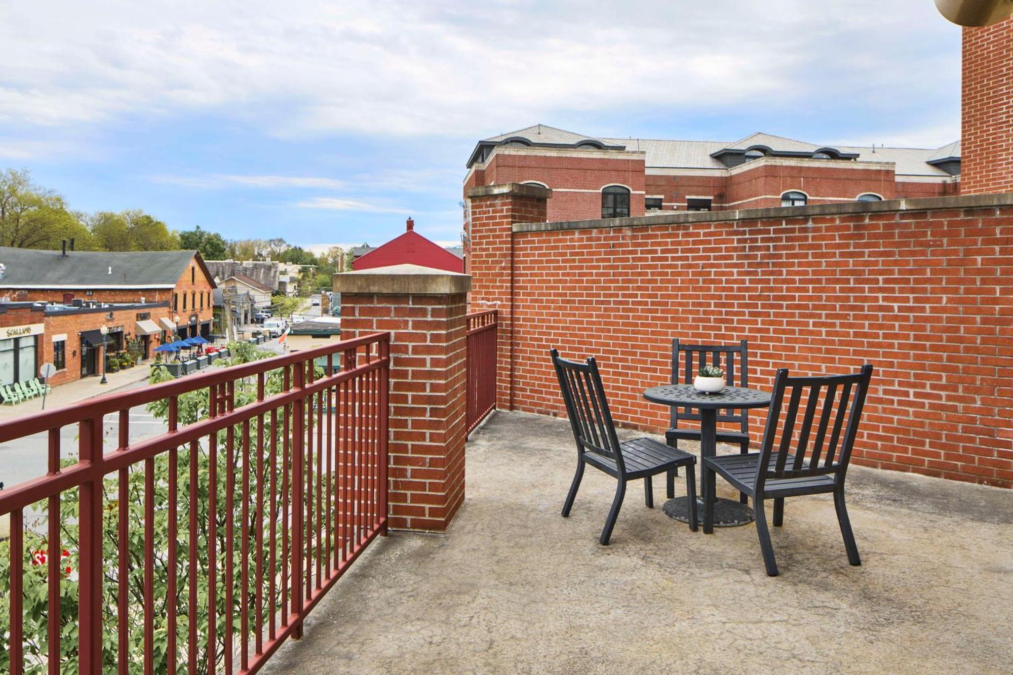 Hampton Inn & Suites Saratoga Springs Downtown Exterior photo