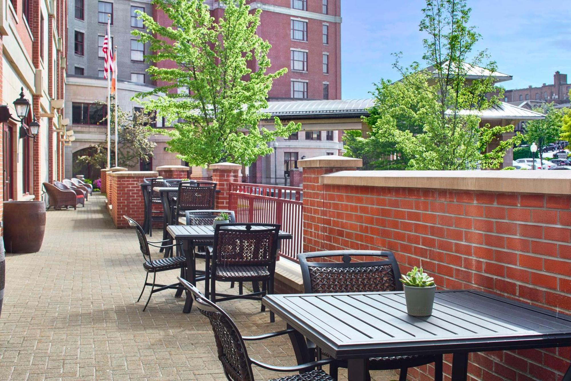 Hampton Inn & Suites Saratoga Springs Downtown Exterior photo